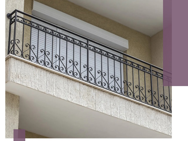 Балконные ограждения из металла и стекла в Лабинске для домов