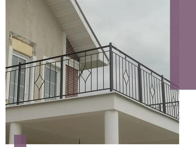 Изготовление балконных ограждений в Лабинске из металла и стекла