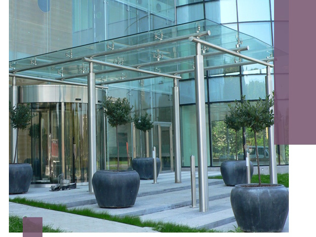 Навесы из стекла на заказ в Лабинске — монтаж и установка