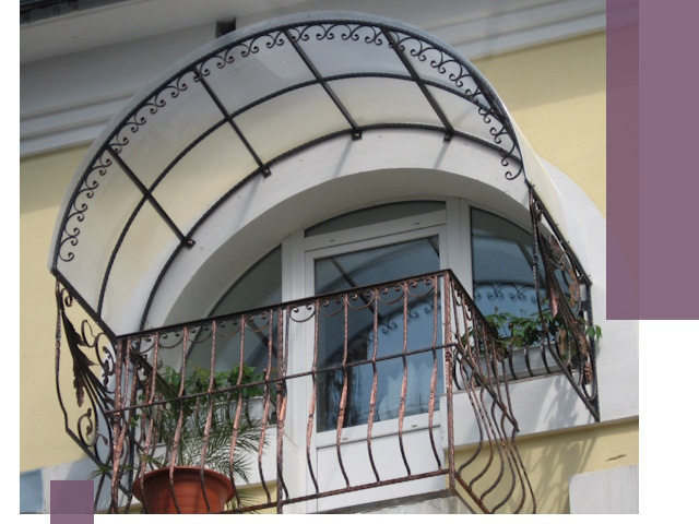 Козырьки над балконом в Лабинске — изготовление и монтаж