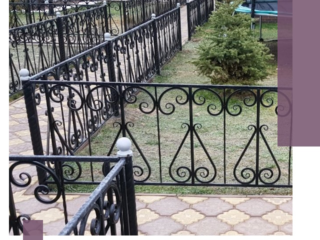 Кованые газонные ограждения под ключ в Лабинске